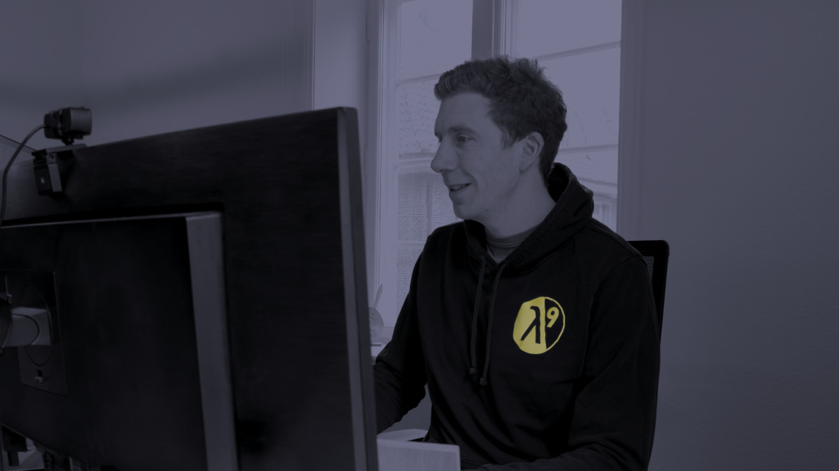 Ein Mitarbeiter sitzt am Computer-Schreibtisch.